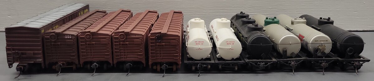 HO Scale CUSTOM Assorted Freight Cars: #70498, #522368, #1992, #62035 [11]