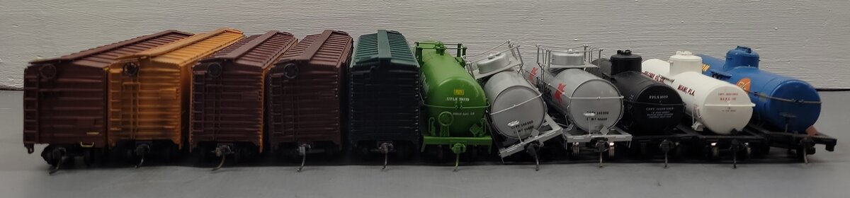 HO Scale Assorted Freight Cars: # 10270, #1010, #79179, #110, #1291, #819 [11]
