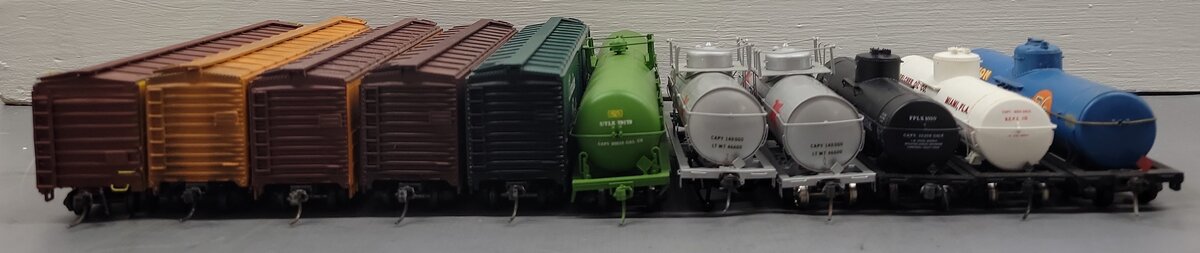 HO Scale Assorted Freight Cars: # 10270, #1010, #79179, #110, #1291, #819 [11]