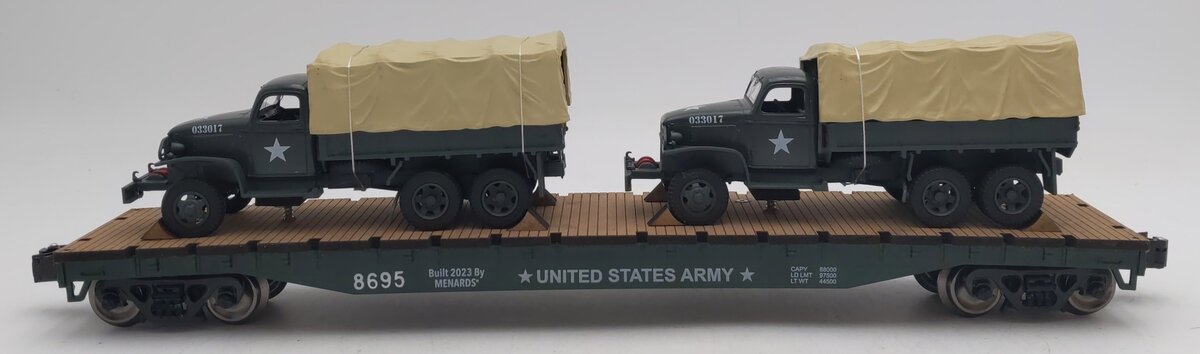 Menards 275-9200 O Scale Army Long Flatcar w/ Army Trucks #8695 EX/Box