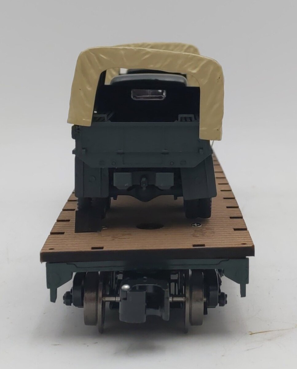 Menards 275-9200 O Scale Army Long Flatcar w/ Army Trucks #8695 EX/Box