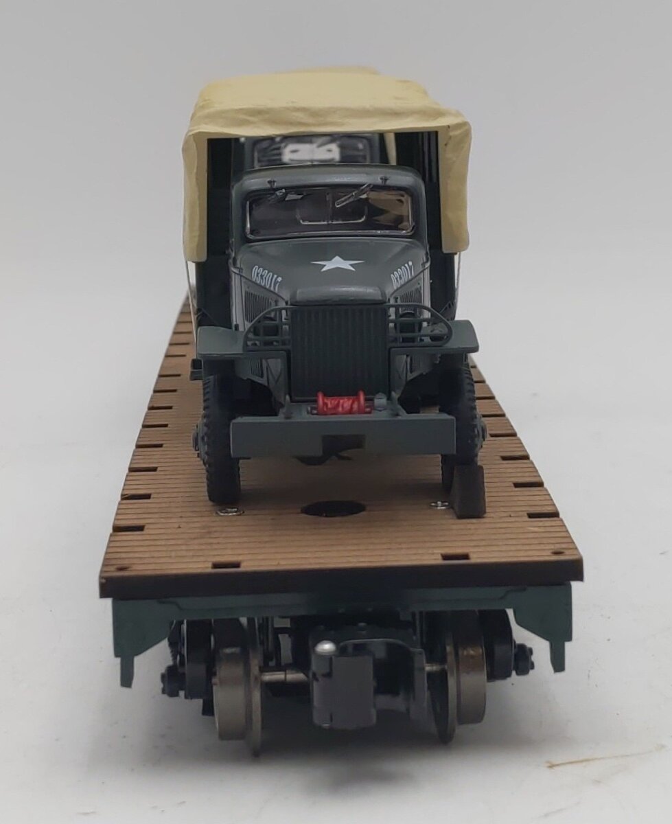 Menards 275-9200 O Scale Army Long Flatcar w/ Army Trucks #8695 EX/Box