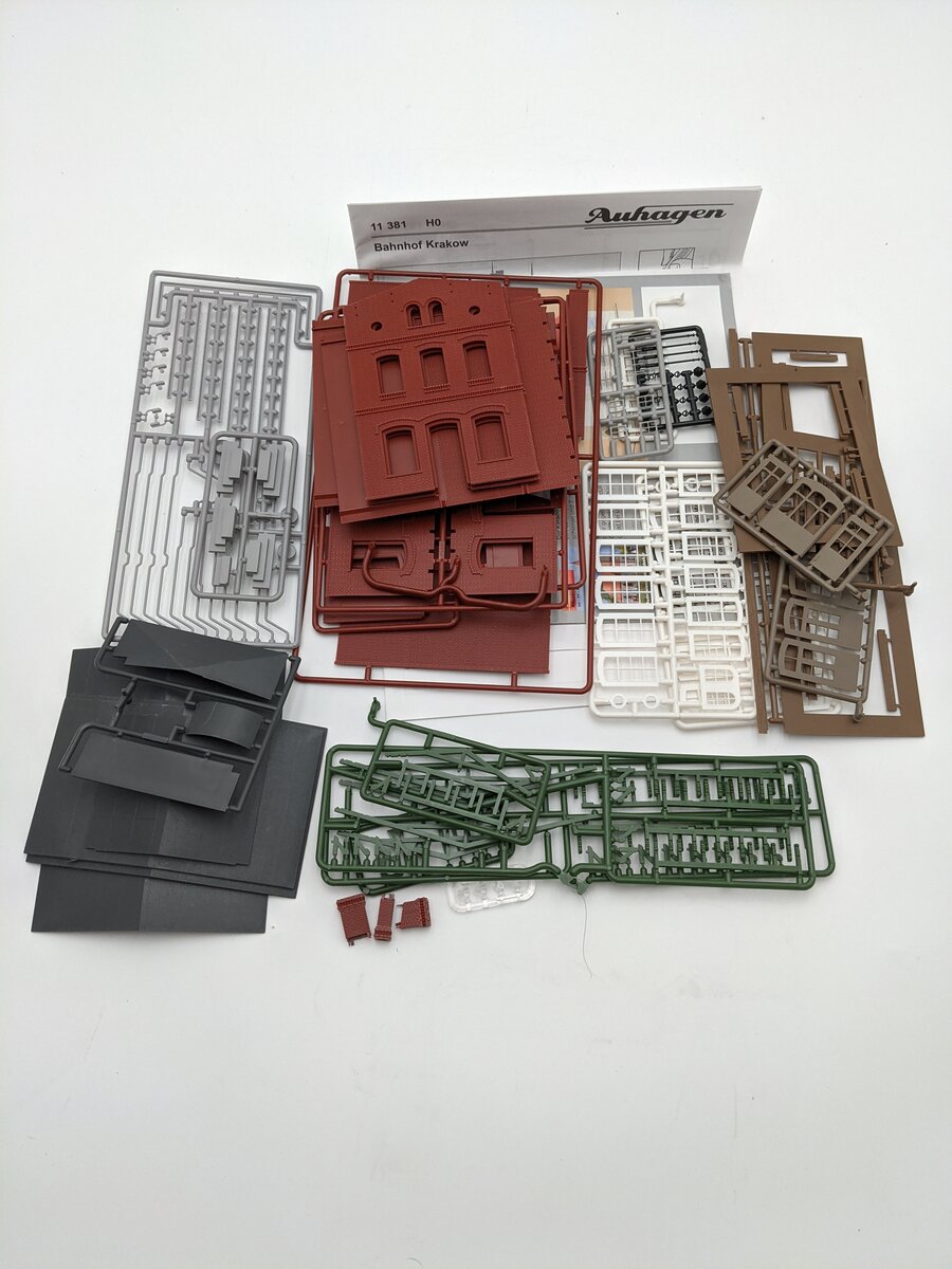 Auhagen 11-381 HO Railroad Station Kit EX/Box