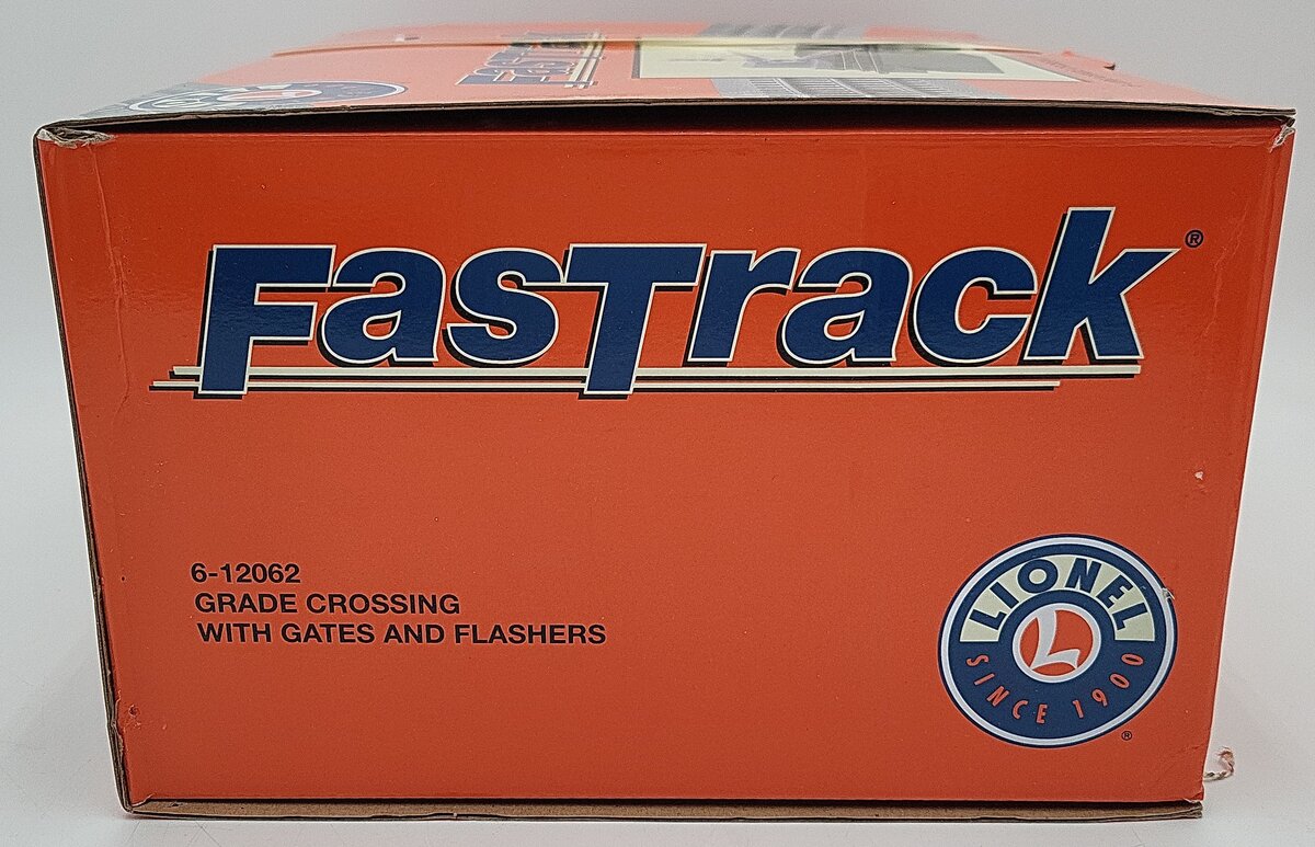 Lionel 6-12062 O Grade Crossing With Gates & Flashers EX/Box