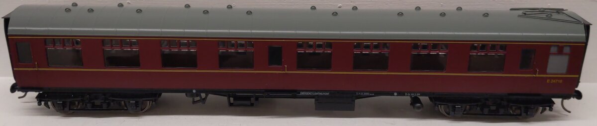 Accucraft Trains British Mk.1 Coach Second Corridor Passenger Coach #E24718 EX/Box