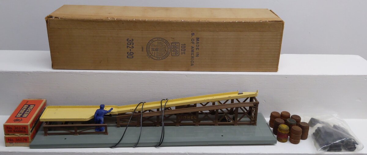 Lionel 362 Vintage O Operating Barrel Loader Ramp VG/Box