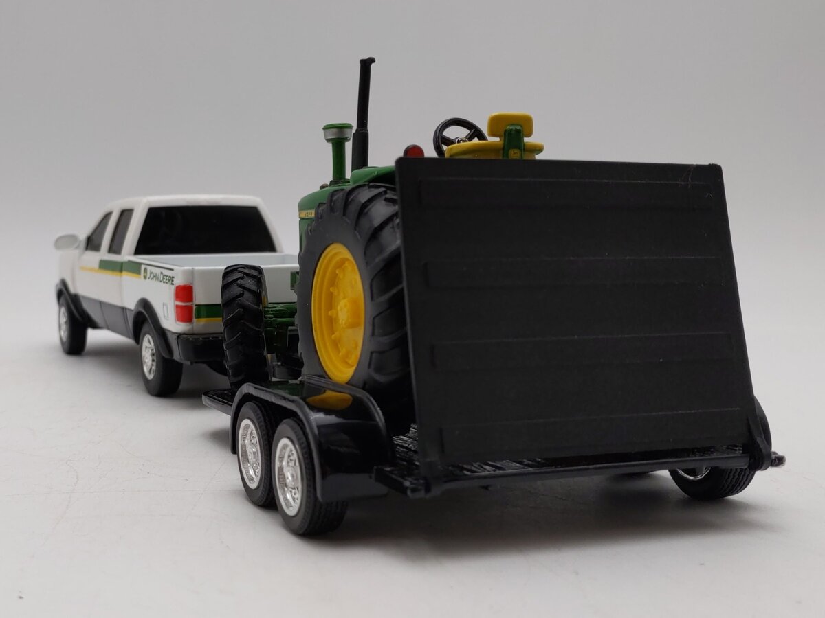 Ertl 45067 1:32 John Deere Pickup with Trailer and John Deere 4020 Tractor EX