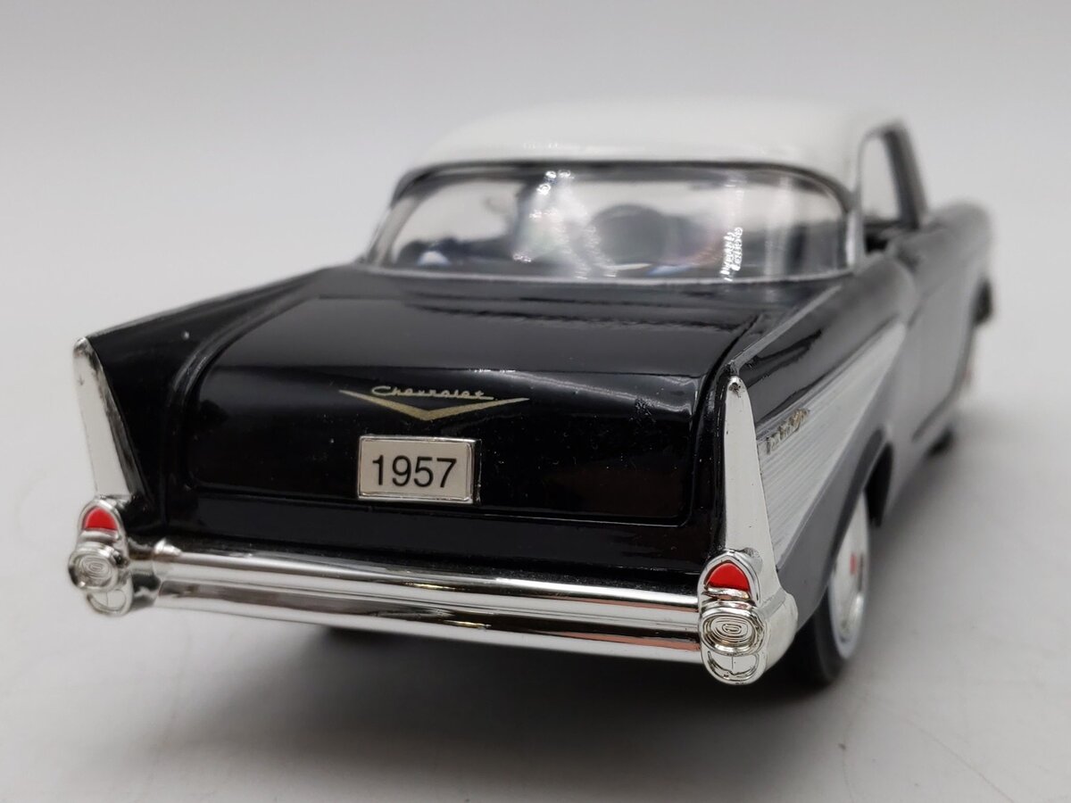 Motor Max 68030 1:24 Scale 1957 Chevy Bel Air Black/White EX