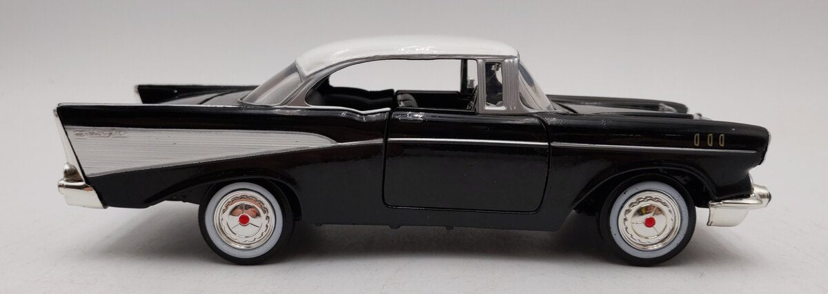 Motor Max 68030 1:24 Scale 1957 Chevy Bel Air Black/White EX