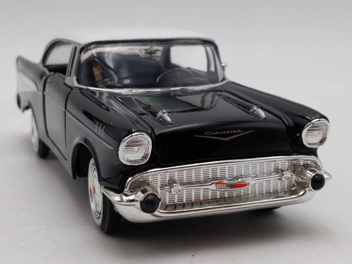 Motor Max 68030 1:24 Scale 1957 Chevy Bel Air Black/White EX