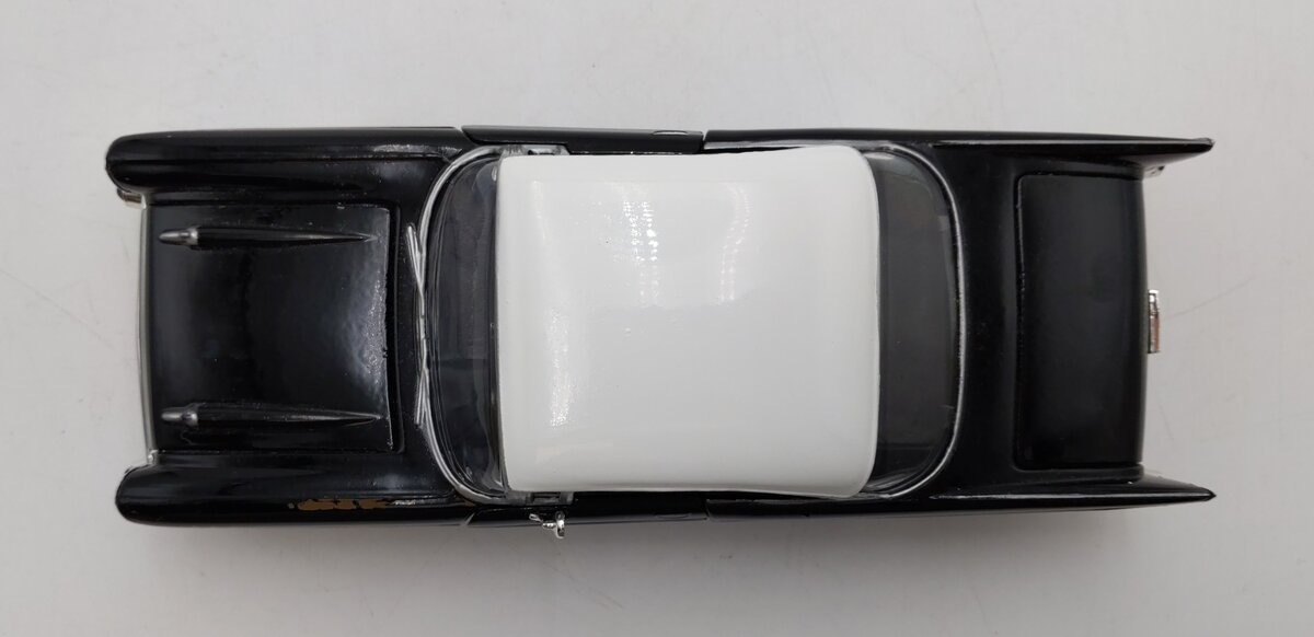 Motor Max 68030 1:24 Scale 1957 Chevy Bel Air Black/White EX