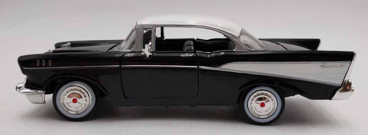 Motor Max 68030 1:24 Scale 1957 Chevy Bel Air Black/White EX