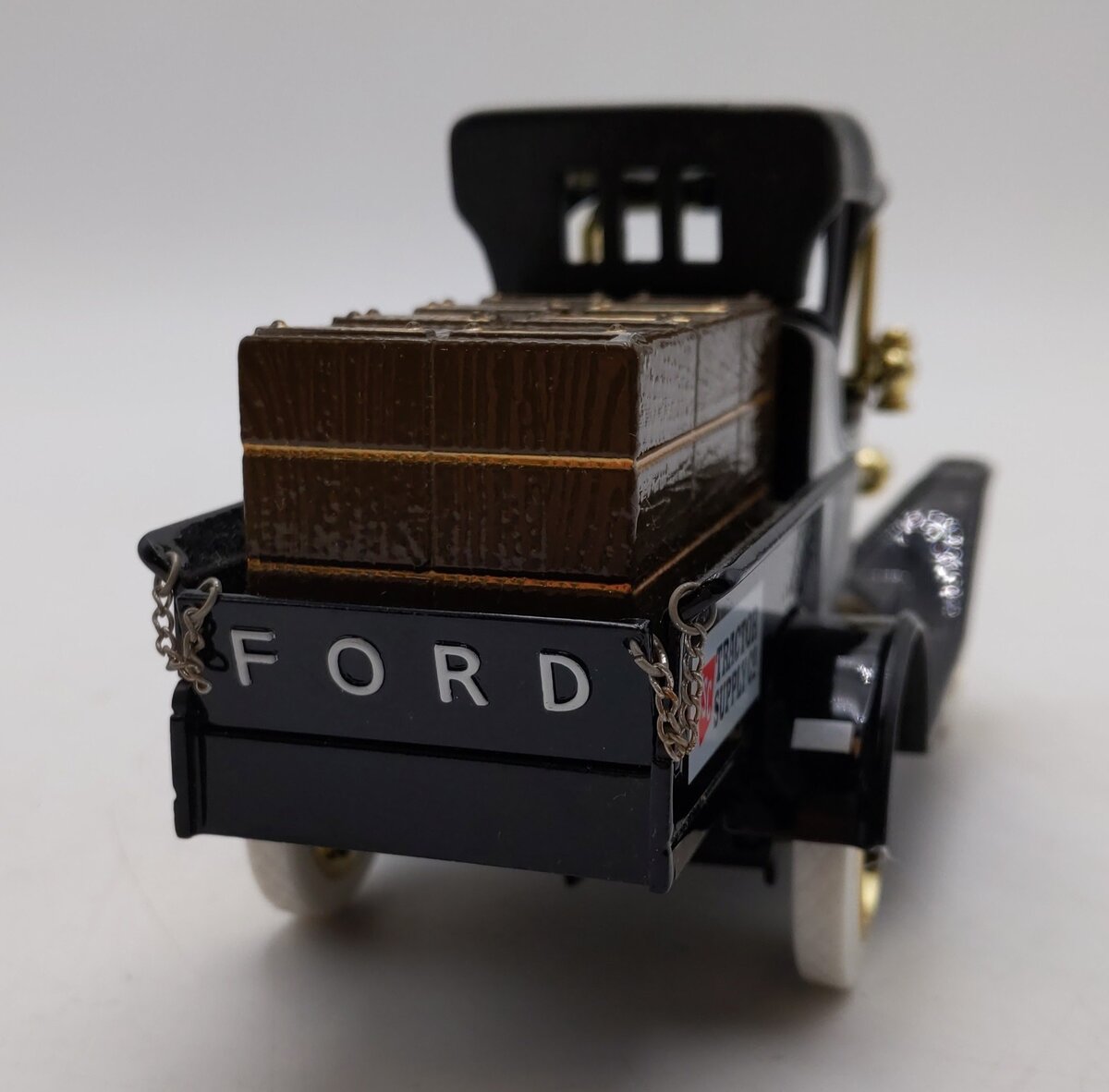 Gearbox 1:25 Scale  2006 Tractor Supply 1918 Ford Runabout with Crates Bank EX