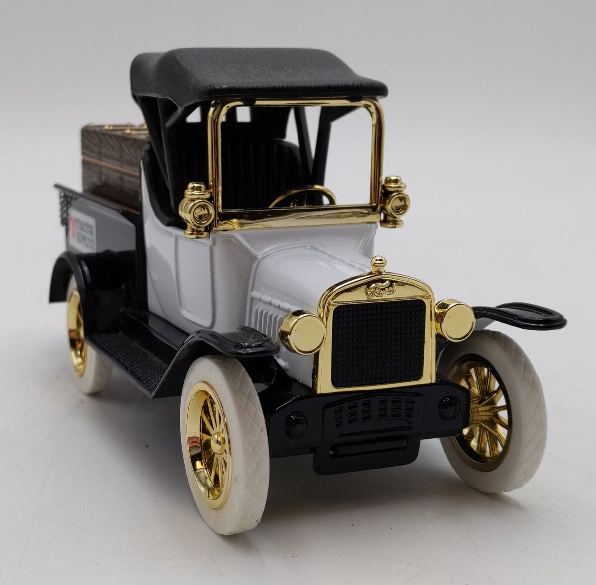 Gearbox 1:25 Scale  2006 Tractor Supply 1918 Ford Runabout with Crates Bank EX