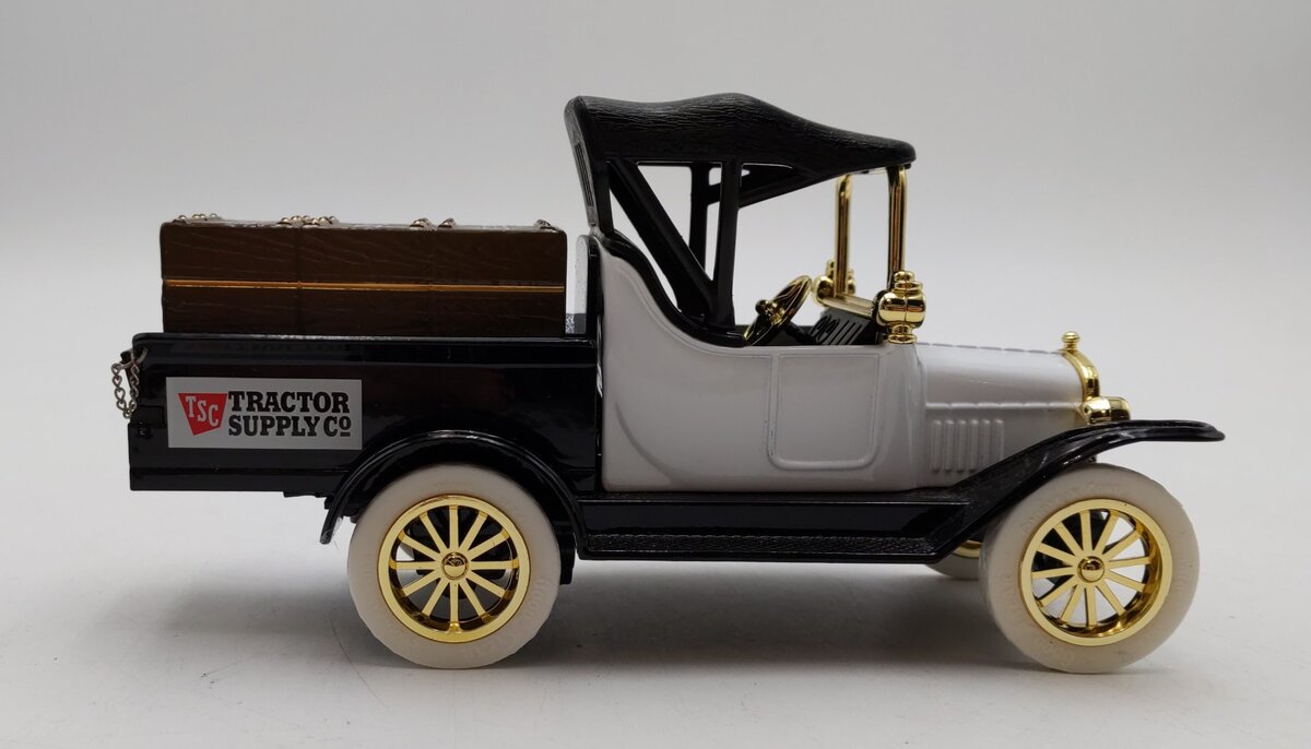 Gearbox 1:25 Scale  2006 Tractor Supply 1918 Ford Runabout with Crates Bank EX
