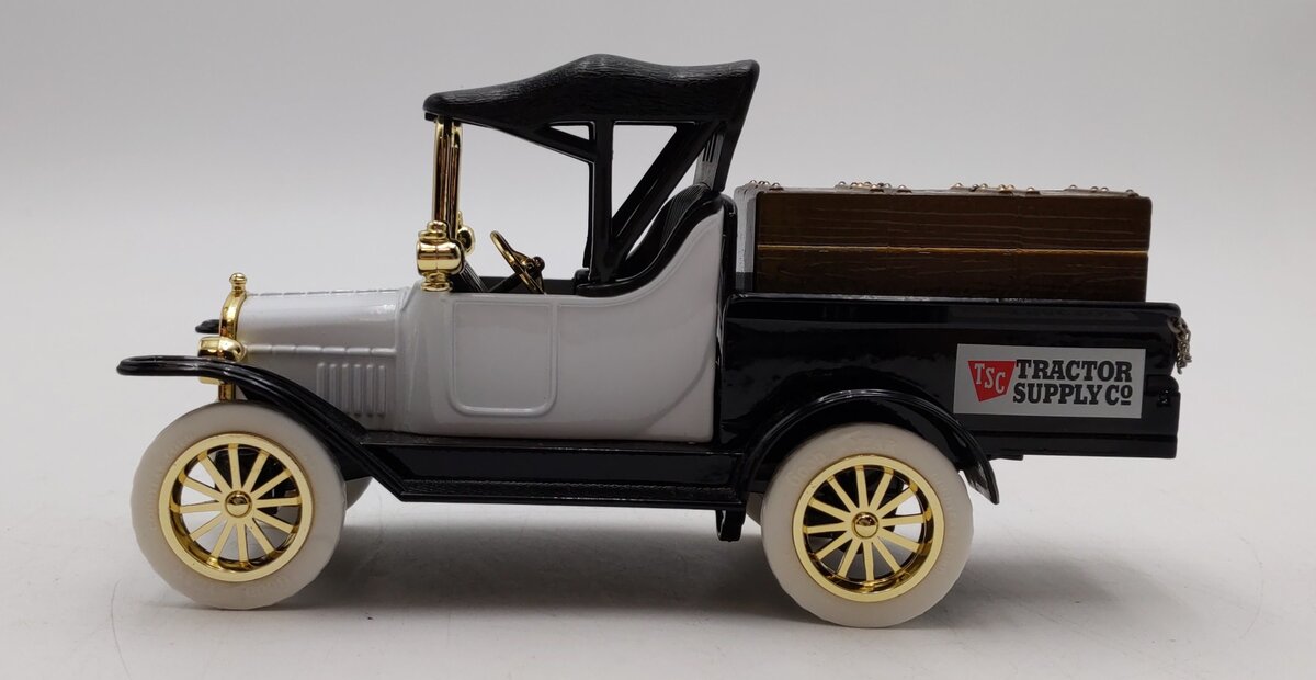 Gearbox 1:25 Scale  2006 Tractor Supply 1918 Ford Runabout with Crates Bank EX