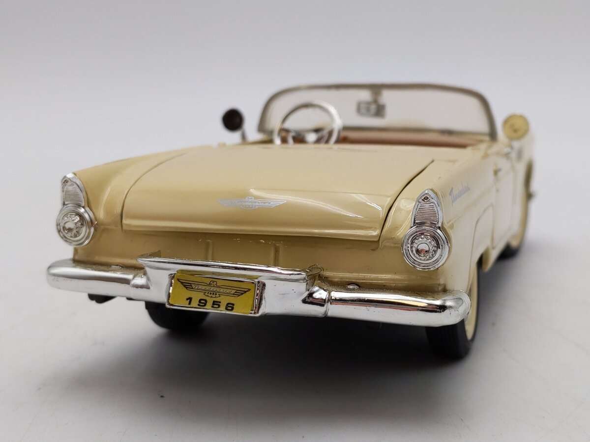 Motor Max 1:24 Scale 1956 Thunderbird Convertible American Graffiti EX