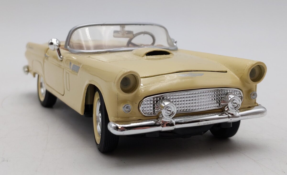 Motor Max 1:24 Scale 1956 Thunderbird Convertible American Graffiti EX