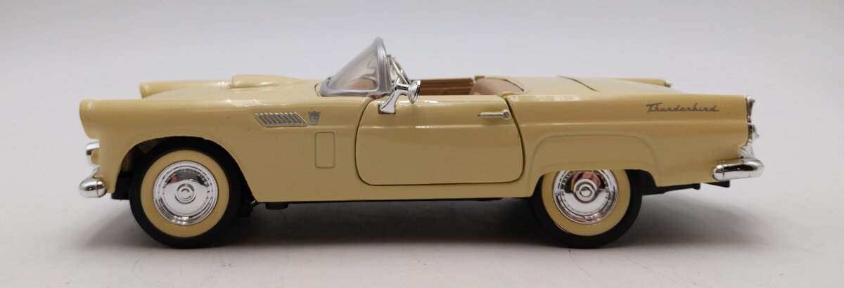 Motor Max 1:24 Scale 1956 Thunderbird Convertible American Graffiti EX