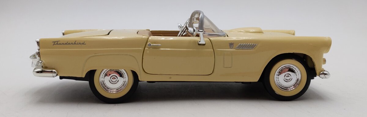 Motor Max 1:24 Scale 1956 Thunderbird Convertible American Graffiti EX