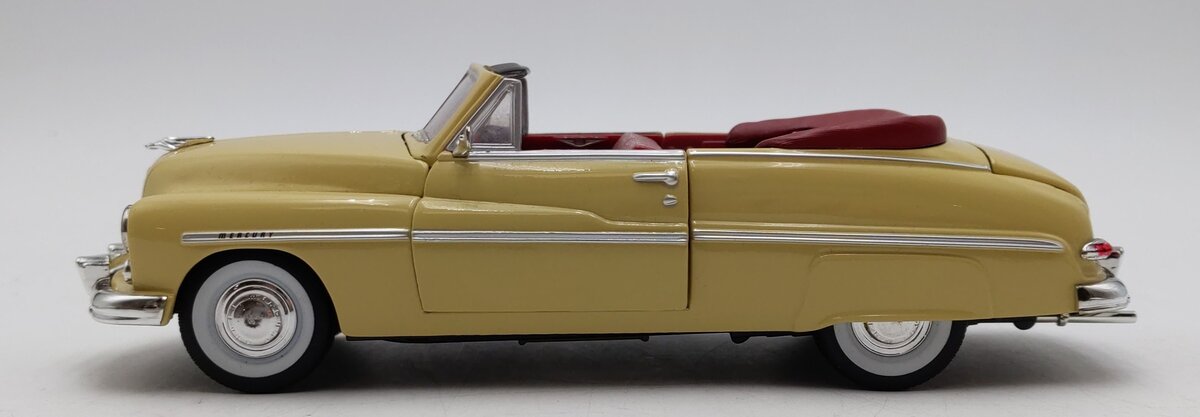 Hawk Lloyd 1:24 Scale 1949 Mercury Convertible Car EX