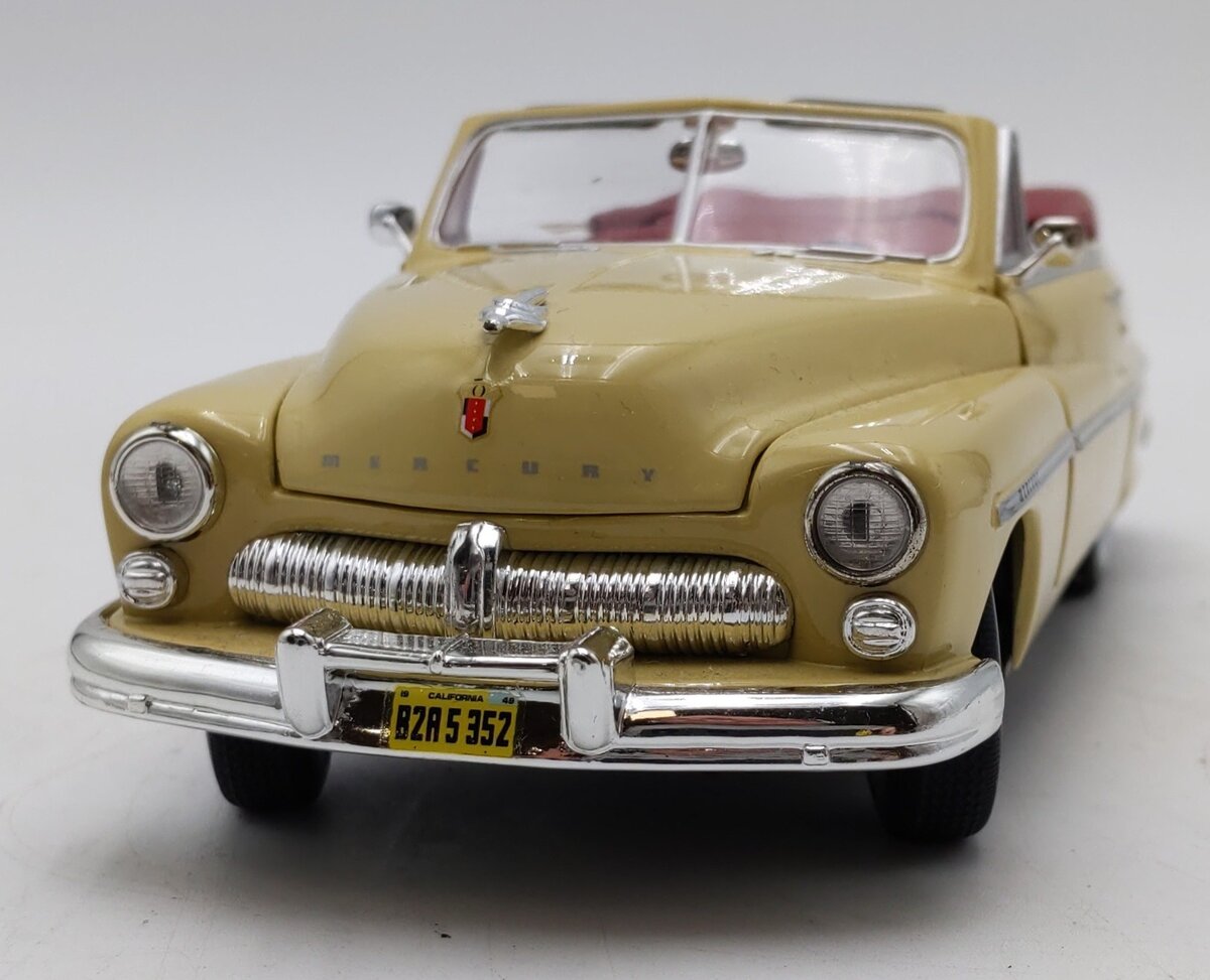 Hawk Lloyd 1:24 Scale 1949 Mercury Convertible Car EX