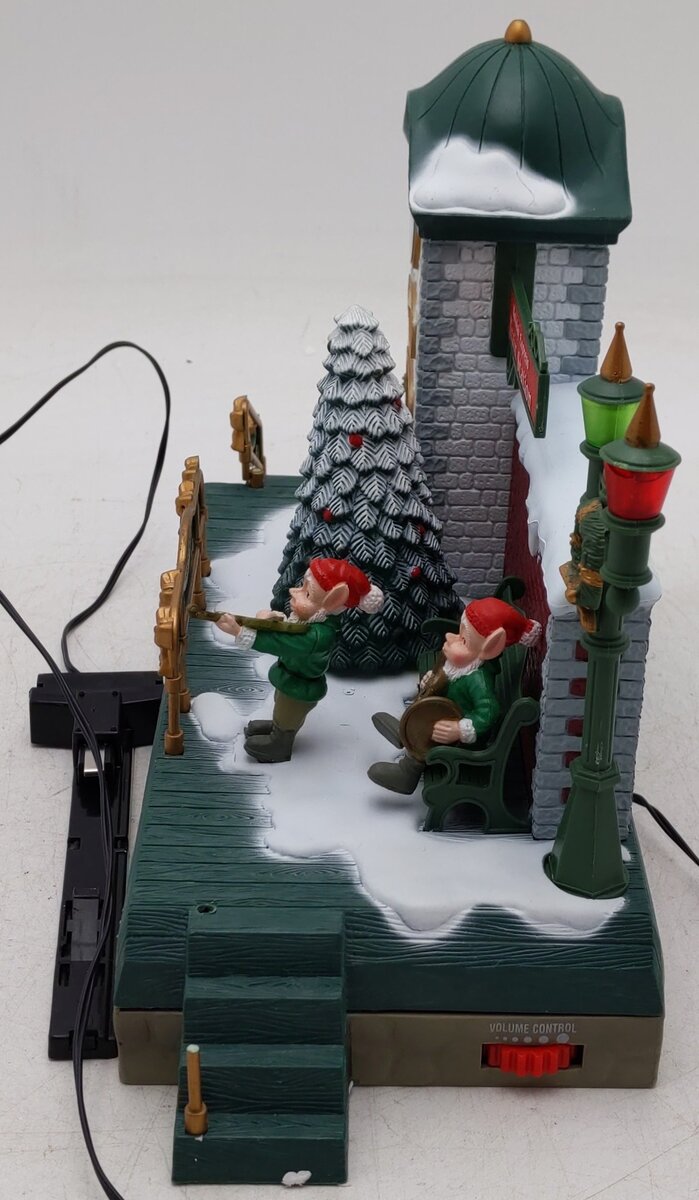 New Bright 384-10 G Scale Musical Holiday Express Train Station VG/Box