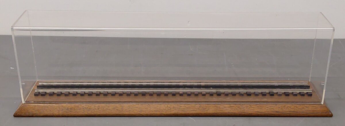 Lionel O Scale 22 inch Display Case EX