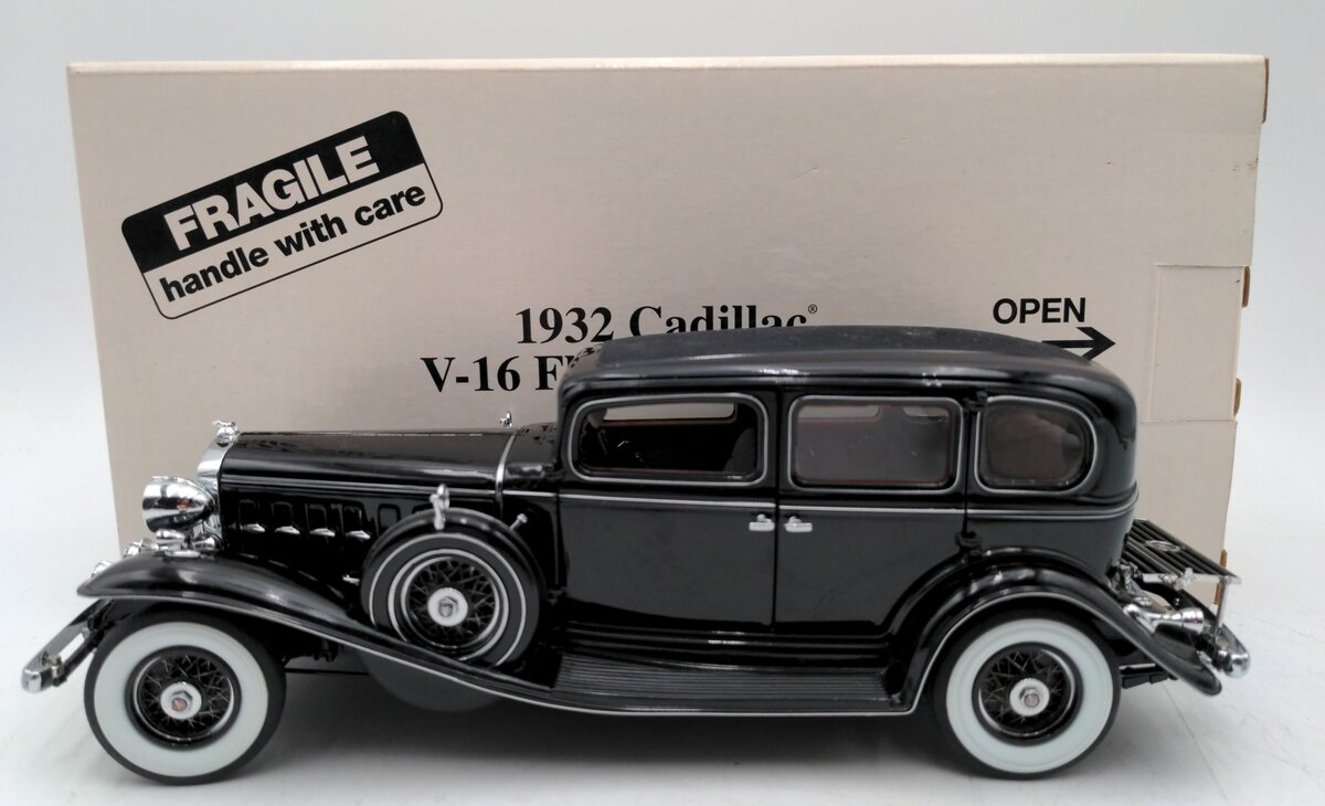Danbury Mint 1932 1:24 1932 Cadillac V-16 Black Fleetwood Sedan VG/Box