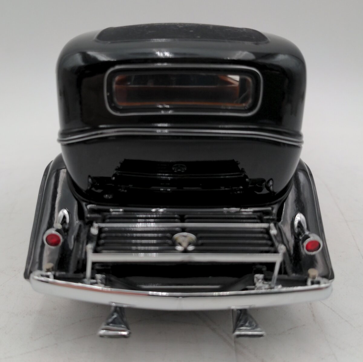 Danbury Mint 1932 1:24 1932 Cadillac V-16 Black Fleetwood Sedan VG/Box