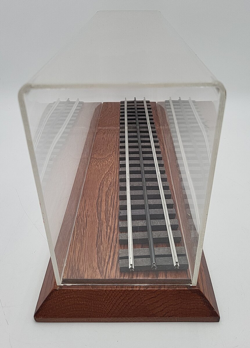 Lionel O Scale 15 Inch Display Case EX