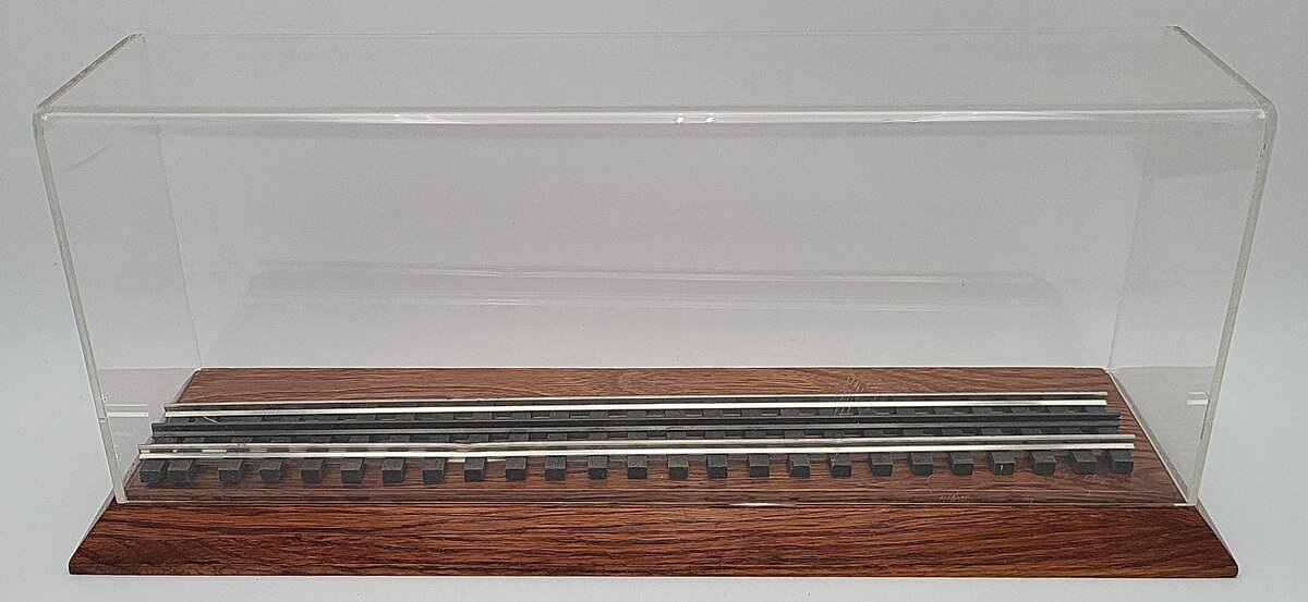Lionel O Scale 15 Inch Display Case EX