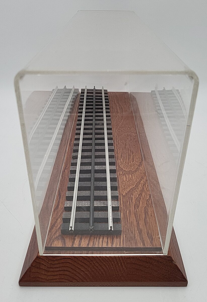 Lionel O Scale 15 Inch Display Case EX
