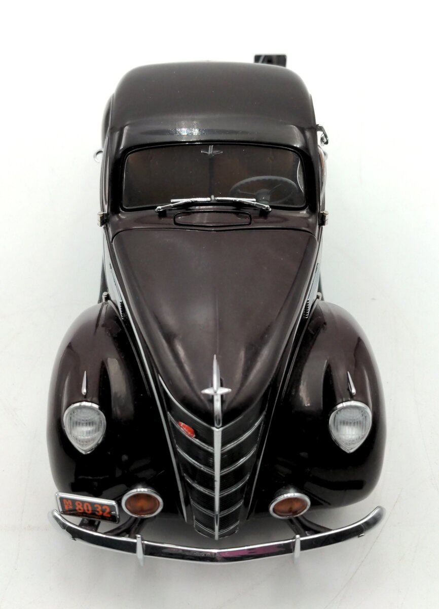 Ford 32890 1:18 Scale Diecast 1937 Lincoln Zephyr LN/Box