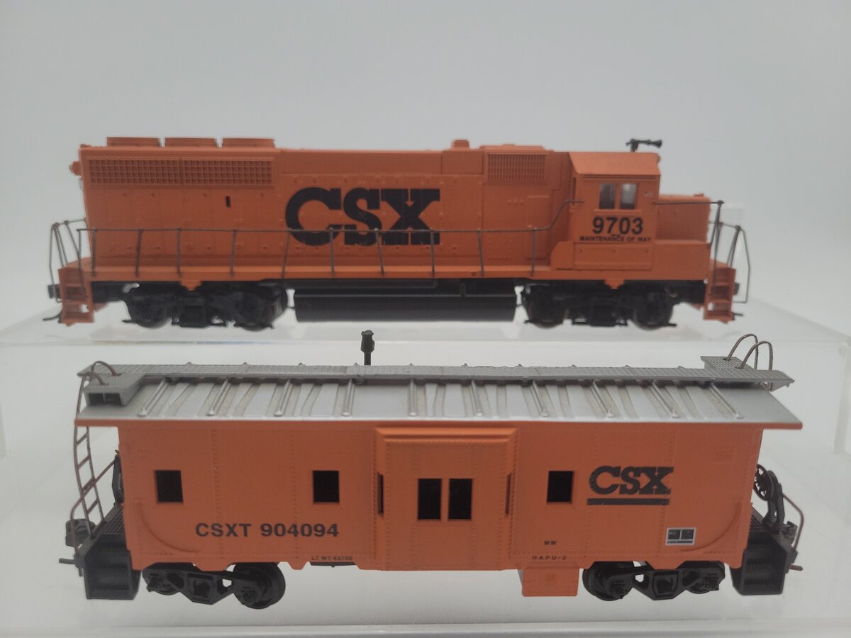Athearn 2214 HO CSX Maintenance of Way GP40-2 Powered Diesel Locomotive VG