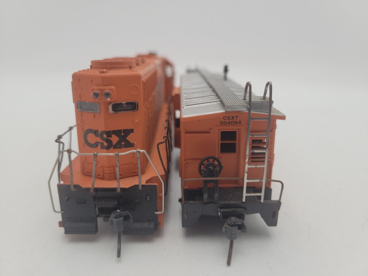 Athearn 2214 HO CSX Maintenance of Way GP40-2 Powered Diesel Locomotive VG