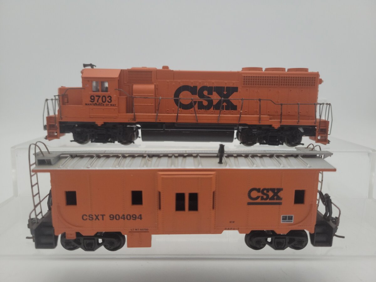 Athearn 2214 HO CSX Maintenance of Way GP40-2 Powered Diesel Locomotive VG