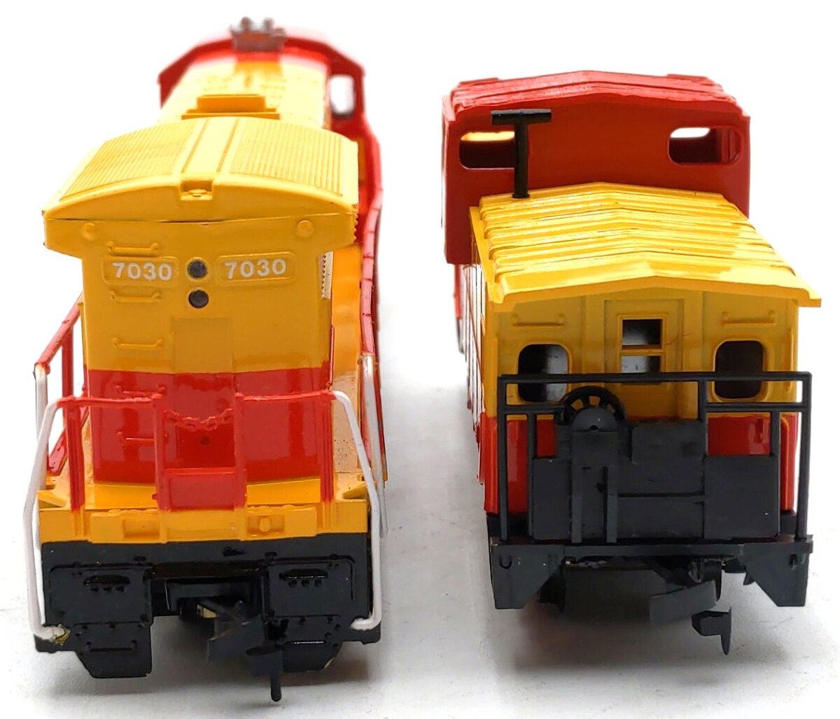 Bachmann HO Scale Southern Pacific Diesel Locomotive & Caboose #7030 & #1054 LN/Box