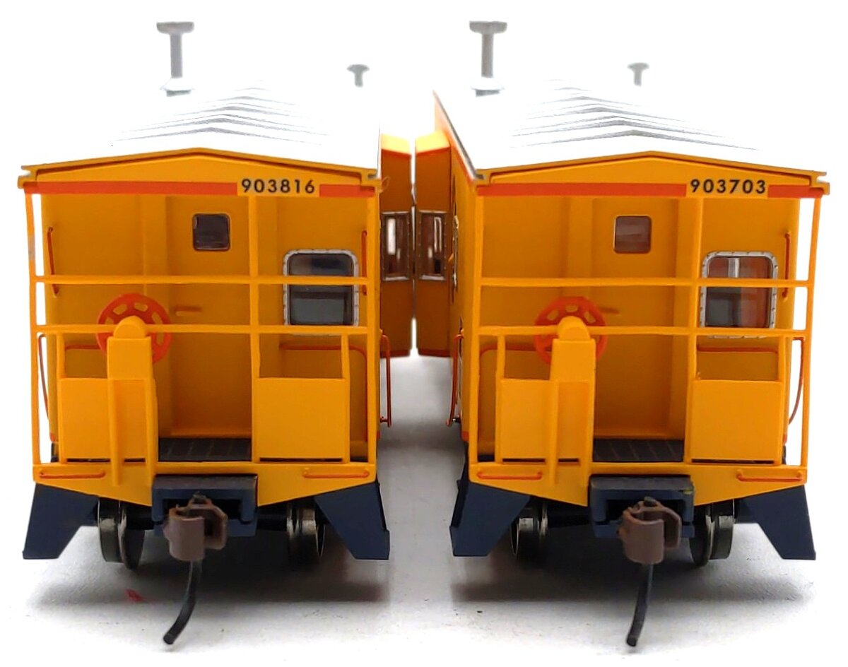 Walthers 932-27628 HO Scale International Car Co Bay Window Caboose (Set of 2) LN/Box