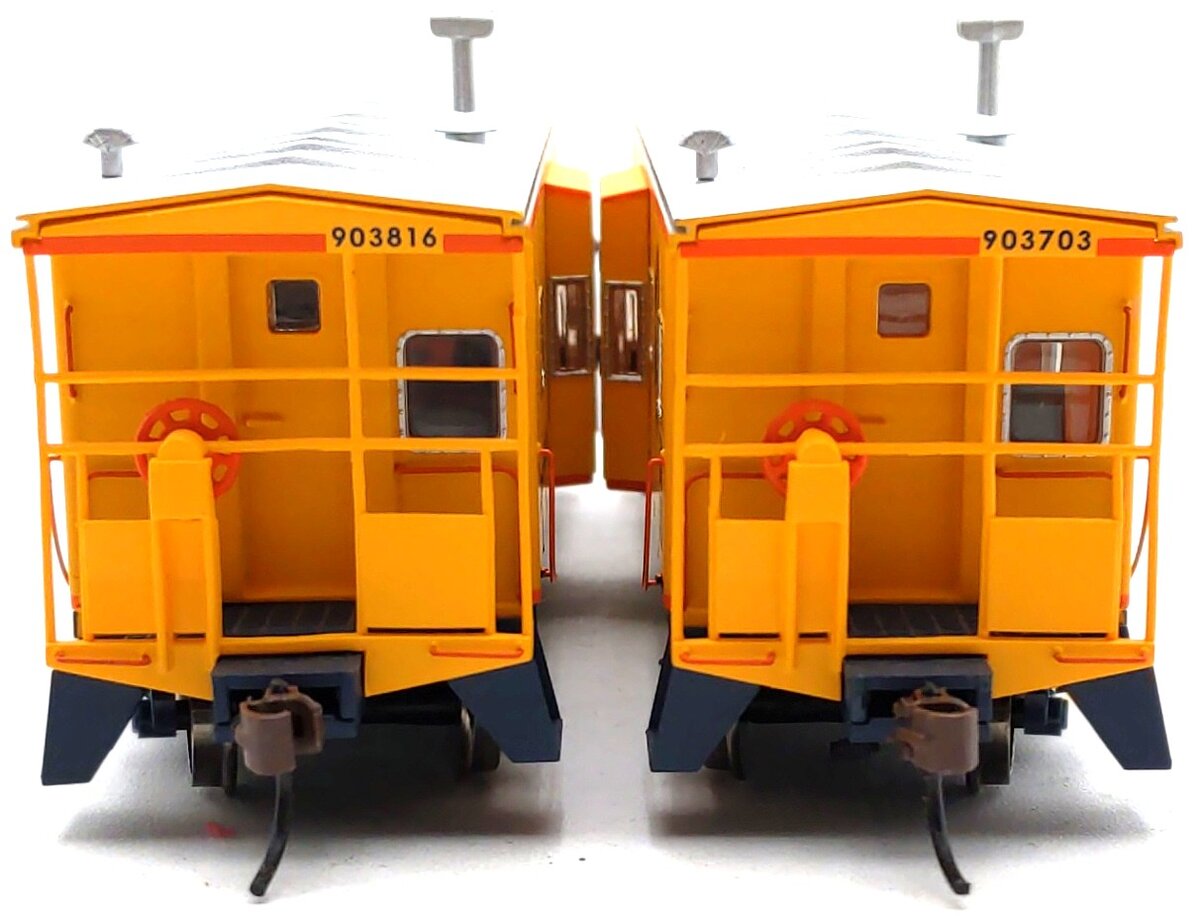 Walthers 932-27628 HO Scale International Car Co Bay Window Caboose (Set of 2) LN/Box