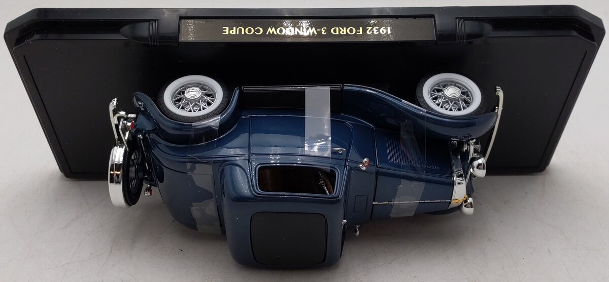 Road Signature 92248 1:18 Diecast Blue 1932 Ford 3-Window Coupe EX/Box