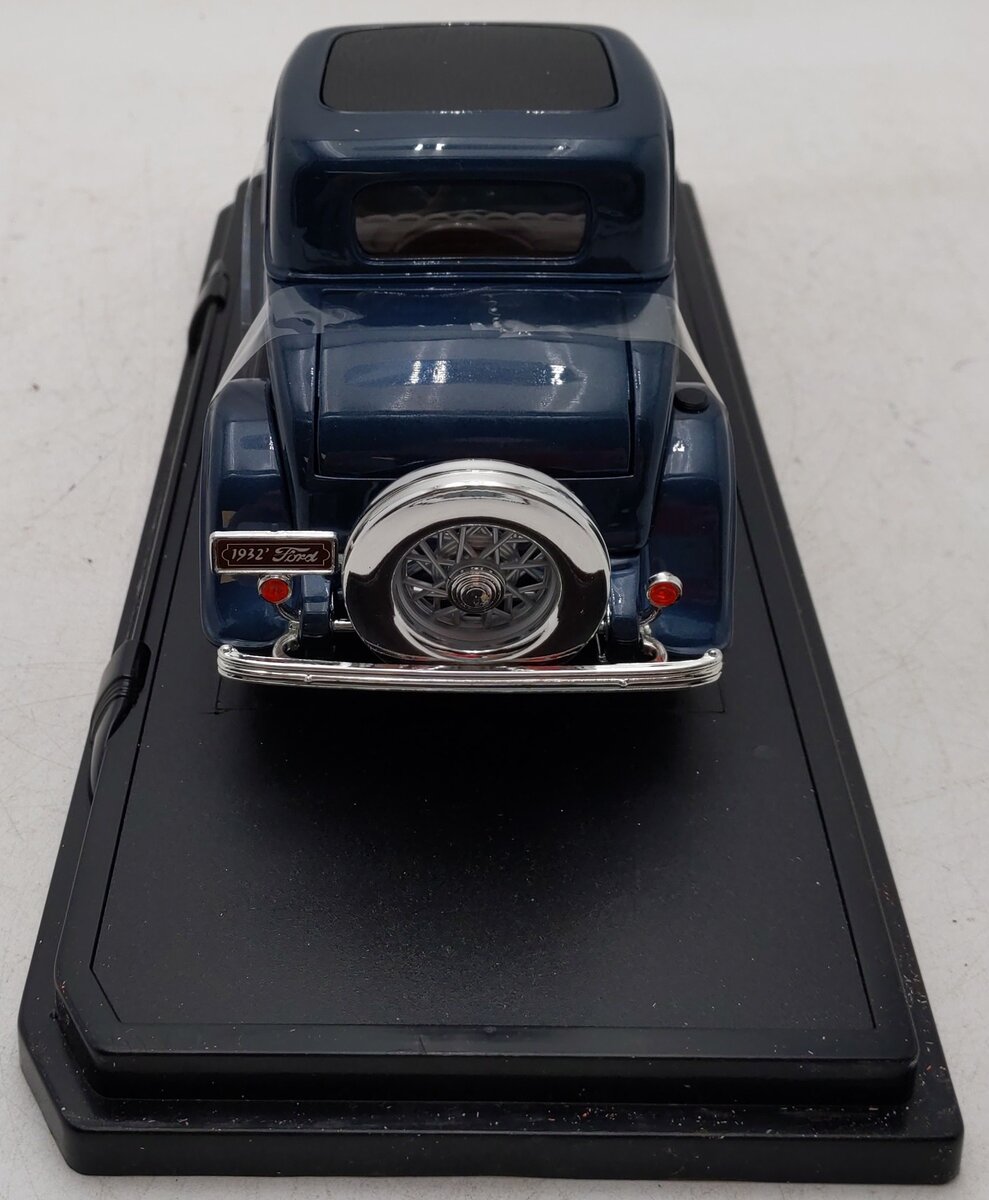 Road Signature 92248 1:18 Diecast Blue 1932 Ford 3-Window Coupe EX/Box