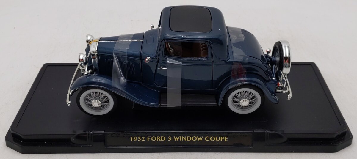 Road Signature 92248 1:18 Diecast Blue 1932 Ford 3-Window Coupe EX/Box