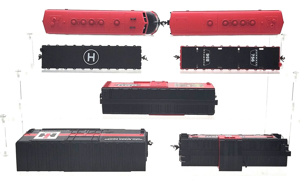 Athearn HO Scale Custom IH "McCormick Farmall" Diesel Loco & Freight Car set