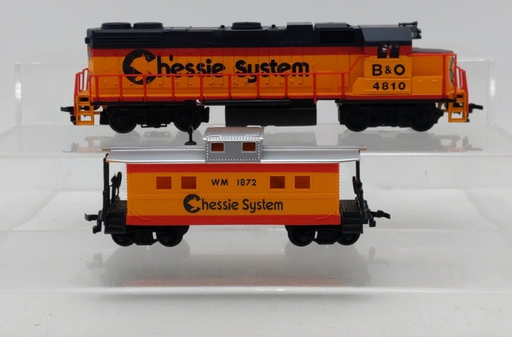 Life Like 8679 HO Chessie GP38-2 Diesel Locomotive with Caboose LN/Box