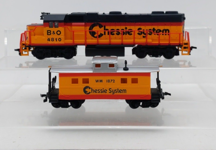 Life Like 8679 HO Chessie GP38-2 Diesel Locomotive with Caboose LN/Box