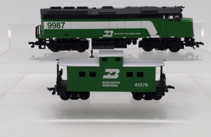 Life Like 8675 HO Burlington Northern F40 Diesel Locomotive w/Caboose LN/Box