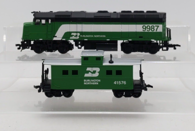 Life Like 8675 HO Burlington Northern F40 Diesel Locomotive w/Caboose LN/Box
