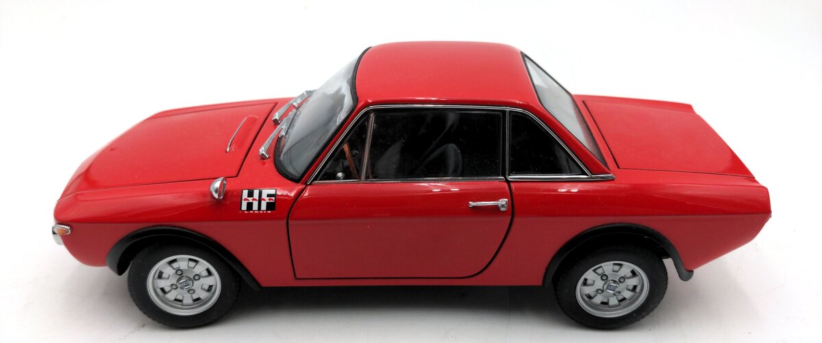 AutoArt 74701 1:18 Diecast Lancia Fulvia 1.6 HF Fanalone in Rosso Corsa LN