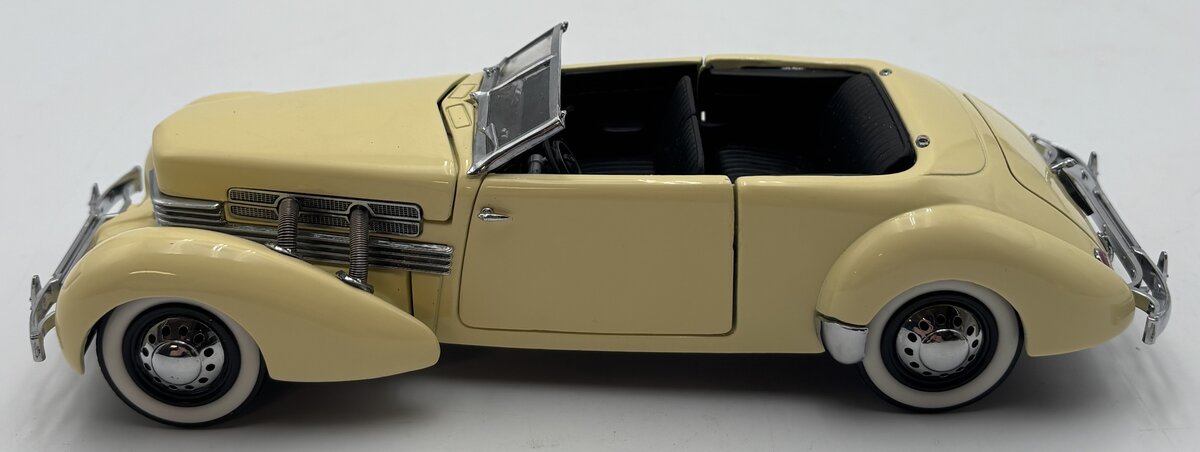 Franklin Mint 1:24 Cord 812 Phaeton Coupe in Cream White EX